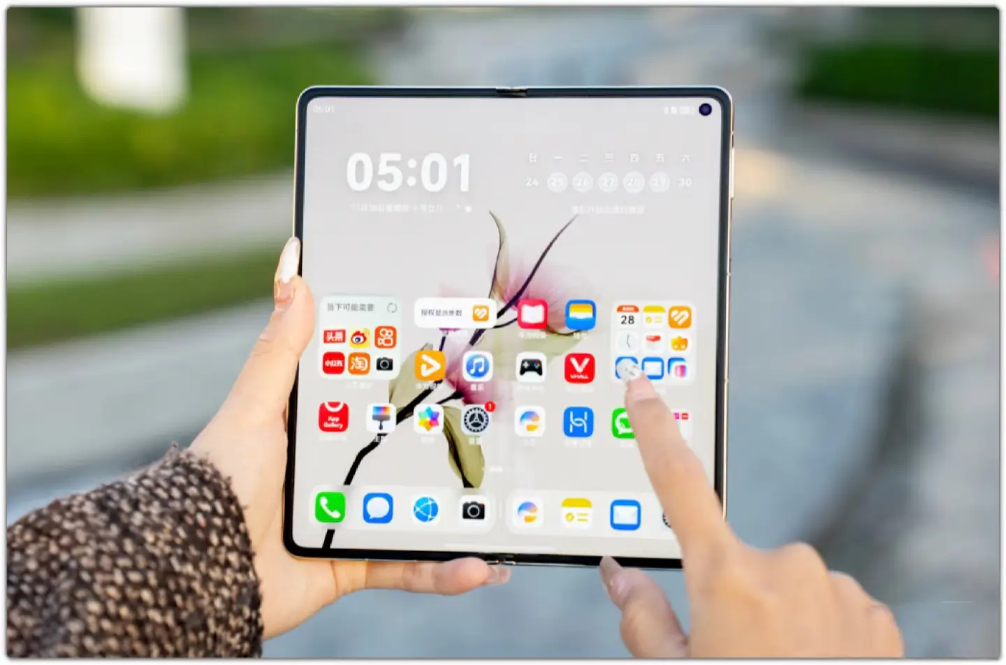 Huawei Mate X6 Collector's Edition showcasing foldable design, triple-network satellite support, LTPO dual display, and quad-camera setup"