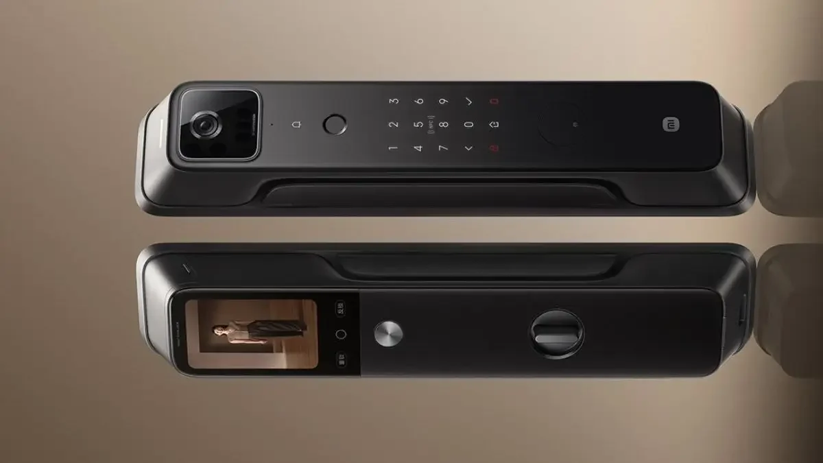 Xiaomi Smart Door Lock 4 Pro battery system with lithium and dry battery backup, dual Type-C ports, and multi-screen connectivity for door viewing via TV, smart display, and smartphone.”